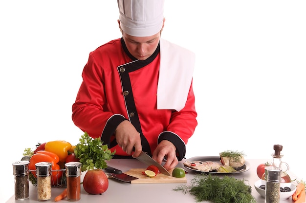 Kucharz pracujący przy blacie