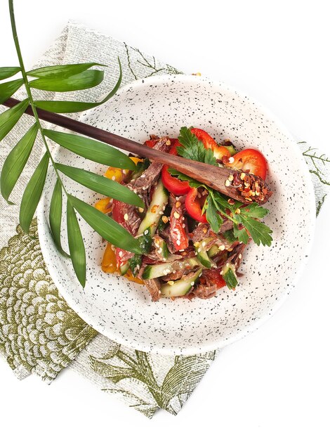 Zestaw talerzy z apetycznym daniem